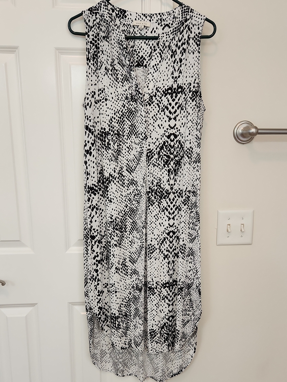 Sleeveless V-Neck Snake-Print Dress in Black & White